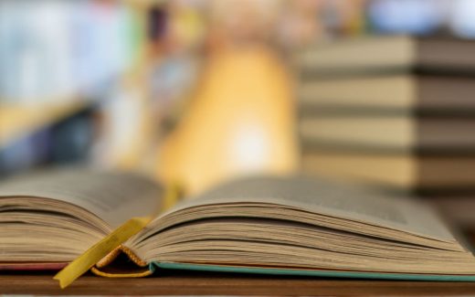 Livros em uma biblioteca